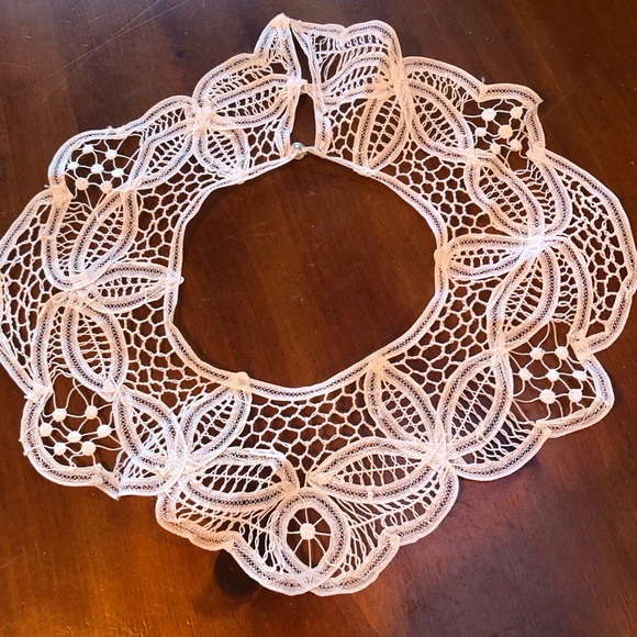 Elegant White Lace Collar - Picture 6 of 6